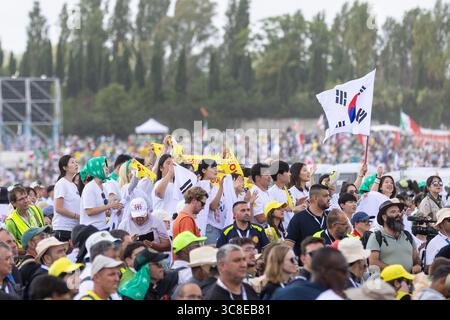 Rome, Italie. 04 août 2025. **NON LIBRI** Italie, Rome, Vatican, 2025/8/3.fidèles participant au Jubilé des jeunes dans le quartier Tor Vergata de Rome, dans le cadre du Jubilé des jeunes . Le pape Léon XIV a présidé une messe finale à Rome pour plus d’un million de jeunes, le point culminant d’un pèlerinage des jeunes qui a attiré des catholiques du monde entier. Photographie de CLAUDIO ASQUINI /Catholic Press photo Credit : Independent photo Agency/Alamy Live News Banque D'Images