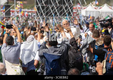 Rome, Italie. 04 août 2025. **NON LIBRI** Italie, Rome, Vatican, 2025/8/3.fidèles participant au Jubilé des jeunes dans le quartier Tor Vergata de Rome, dans le cadre du Jubilé des jeunes . Le pape Léon XIV a présidé une messe finale à Rome pour plus d’un million de jeunes, le point culminant d’un pèlerinage des jeunes qui a attiré des catholiques du monde entier. Photographie de CLAUDIO ASQUINI /Catholic Press photo Credit : Independent photo Agency/Alamy Live News Banque D'Images