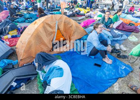 Rome, Italie. 04 août 2025. **NON LIBRI** Italie, Rome, Vatican, 2025/8/3.fidèles participant au Jubilé des jeunes dans le quartier Tor Vergata de Rome, dans le cadre du Jubilé des jeunes . Le pape Léon XIV a présidé une messe finale à Rome pour plus d’un million de jeunes, le point culminant d’un pèlerinage des jeunes qui a attiré des catholiques du monde entier. Photographie de CLAUDIO ASQUINI /Catholic Press photo Credit : Independent photo Agency/Alamy Live News Banque D'Images