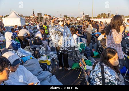 Rome, Italie. 04 août 2025. **NON LIBRI** Italie, Rome, Vatican, 2025/8/3.fidèles participant au Jubilé des jeunes dans le quartier Tor Vergata de Rome, dans le cadre du Jubilé des jeunes . Le pape Léon XIV a présidé une messe finale à Rome pour plus d’un million de jeunes, le point culminant d’un pèlerinage des jeunes qui a attiré des catholiques du monde entier. Photographie de CLAUDIO ASQUINI /Catholic Press photo Credit : Independent photo Agency/Alamy Live News Banque D'Images