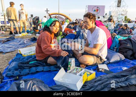 Rome, Italie. 04 août 2025. **NON LIBRI** Italie, Rome, Vatican, 2025/8/3.fidèles participant au Jubilé des jeunes dans le quartier Tor Vergata de Rome, dans le cadre du Jubilé des jeunes . Le pape Léon XIV a présidé une messe finale à Rome pour plus d’un million de jeunes, le point culminant d’un pèlerinage des jeunes qui a attiré des catholiques du monde entier. Photographie de CLAUDIO ASQUINI /Catholic Press photo Credit : Independent photo Agency/Alamy Live News Banque D'Images