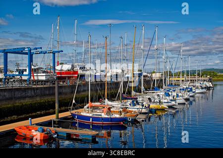 Inverness Marina Scotland rangée de yachts amarrés dans la marina Banque D'Images