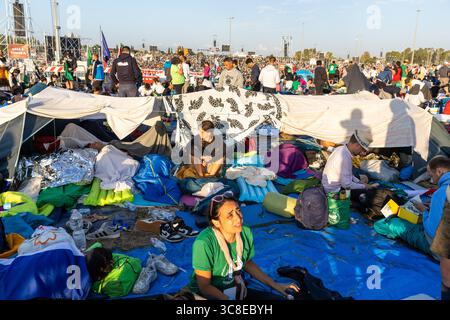 Rome, Italie. 04 août 2025. **NON LIBRI** Italie, Rome, Vatican, 2025/8/3.fidèles participant au Jubilé des jeunes dans le quartier Tor Vergata de Rome, dans le cadre du Jubilé des jeunes . Le pape Léon XIV a présidé une messe finale à Rome pour plus d’un million de jeunes, le point culminant d’un pèlerinage des jeunes qui a attiré des catholiques du monde entier. Photographie de CLAUDIO ASQUINI /Catholic Press photo Credit : Independent photo Agency/Alamy Live News Banque D'Images