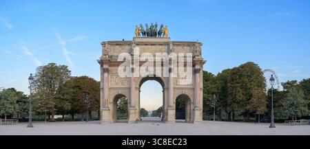 Vue au lever du soleil de l'Arc de Triomphe du Carrousel près du Louvre à Paris - France Banque D'Images