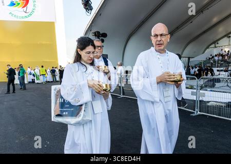 Rome, Italie. 04 août 2025. **NON LIBRI** Italie, Rome, Vatican, 2025/8/3.fidèles participant au Jubilé des jeunes dans le quartier Tor Vergata de Rome, dans le cadre du Jubilé des jeunes . Le pape Léon XIV a présidé une messe finale à Rome pour plus d’un million de jeunes, le point culminant d’un pèlerinage des jeunes qui a attiré des catholiques du monde entier. Photographie de CLAUDIO ASQUINI /Catholic Press photo Credit : Independent photo Agency/Alamy Live News Banque D'Images