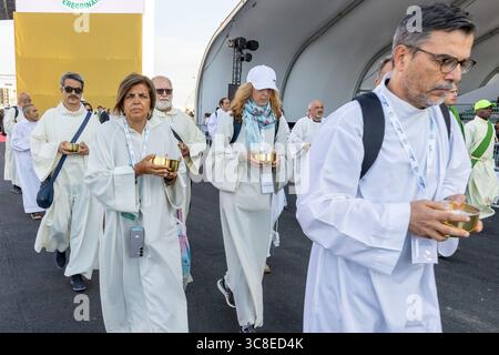 Rome, Italie. 04 août 2025. **NON LIBRI** Italie, Rome, Vatican, 2025/8/3.fidèles participant au Jubilé des jeunes dans le quartier Tor Vergata de Rome, dans le cadre du Jubilé des jeunes . Le pape Léon XIV a présidé une messe finale à Rome pour plus d’un million de jeunes, le point culminant d’un pèlerinage des jeunes qui a attiré des catholiques du monde entier. Photographie de CLAUDIO ASQUINI /Catholic Press photo Credit : Independent photo Agency/Alamy Live News Banque D'Images