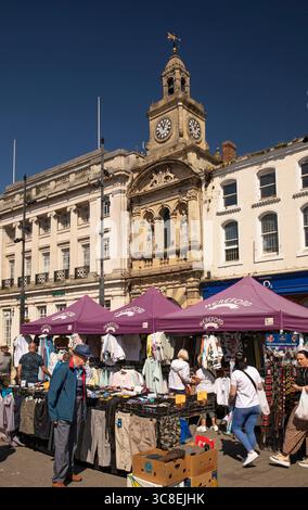 Royaume-Uni, Herefordshire, Hereford, High Town, étals de marché en plein air devant le bâtiment du marché du beurre Banque D'Images