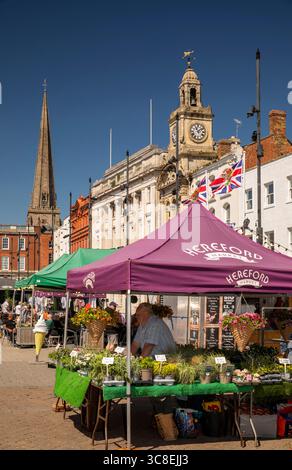 Royaume-Uni, Herefordshire, Hereford, High Town, stand d'usine de marché extérieur en face du bâtiment du marché du beurre Banque D'Images