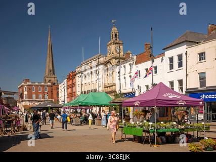 Royaume-Uni, Herefordshire, Hereford, High Town, marché extérieur en face du bâtiment du marché du beurre Banque D'Images