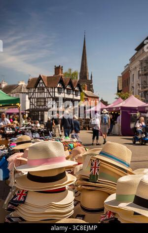 Royaume-Uni, Herefordshire, Hereford, High Town, chapeau et étal de vêtements sur le marché extérieur Banque D'Images