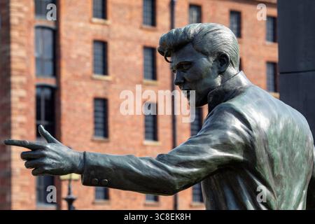 Liverpool, Royaume-Uni - 19 septembre 2024 : Statue of Early Rock and Roll star - Billy Fury, située sur le Royal Albert Dock à Liverpool, Royaume-Uni. Banque D'Images