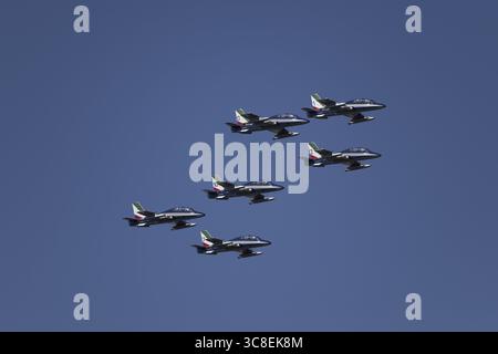 Frecce Tricolori volant en formation au-dessus de Rome lors des célébrations de la fête de la République italienne le 2 juin 2025 Banque D'Images