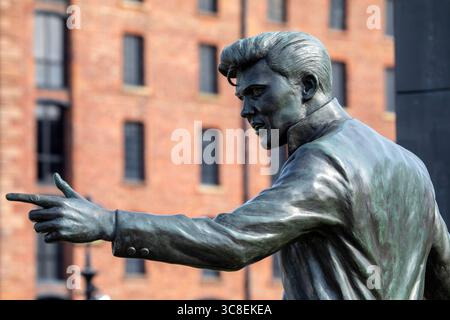 Liverpool, Royaume-Uni - 19 septembre 2024 : Statue of Early Rock and Roll star - Billy Fury, située sur le Royal Albert Dock à Liverpool, Royaume-Uni. Banque D'Images