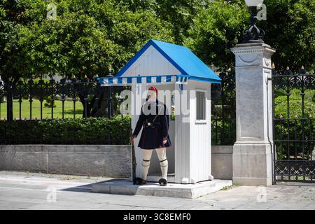 Athènes, Grèce - avril 28 2025 : la garde en service au palais présidentiel en journée ensoleillée Banque D'Images