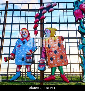 Illuminations Blackpool en construction pour l'allumage d'automne. Les jardiniers peignent les fleurs Banque D'Images