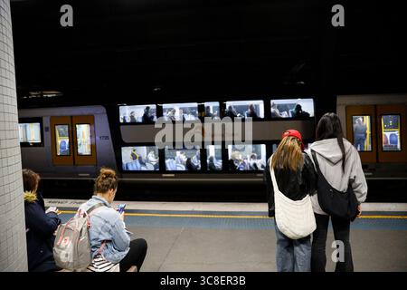 Sydney, Australie. 04 août 2025. On voit des gens attendre le train. Les habitants et les visiteurs se sont rassemblés à l'Opéra de Sydney au coucher du soleil, une activité quotidienne populaire qui met en valeur le mode de vie dynamique du port de la ville. Le site emblématique reste un point central des loisirs, de la culture et du tourisme à Sydney. (Photo de Ye Myo Khant/SOPA images/Sipa USA) crédit : Sipa USA/Alamy Live News Banque D'Images