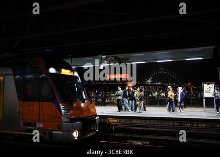 Sydney, Australie. 04 août 2025. On voit des gens attendre le train. Les habitants et les visiteurs se sont rassemblés à l'Opéra de Sydney au coucher du soleil, une activité quotidienne populaire qui met en valeur le mode de vie dynamique du port de la ville. Le site emblématique reste un point central des loisirs, de la culture et du tourisme à Sydney. (Photo de Ye Myo Khant/SOPA images/Sipa USA) crédit : Sipa USA/Alamy Live News Banque D'Images