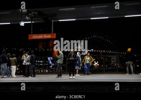 Sydney, Australie. 04 août 2025. On voit des gens attendre le train. Les habitants et les visiteurs se sont rassemblés à l'Opéra de Sydney au coucher du soleil, une activité quotidienne populaire qui met en valeur le mode de vie dynamique du port de la ville. Le site emblématique reste un point central des loisirs, de la culture et du tourisme à Sydney. (Photo de Ye Myo Khant/SOPA images/Sipa USA) crédit : Sipa USA/Alamy Live News Banque D'Images