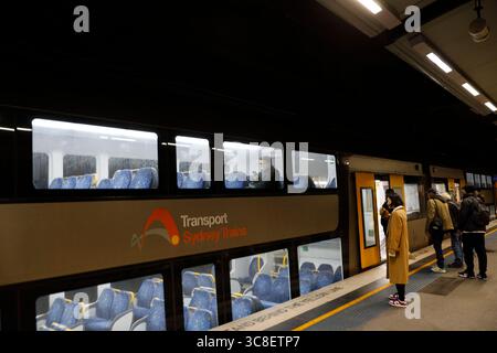 Sydney, Australie. 04 août 2025. On voit des gens monter à bord d'un train. Les habitants et les visiteurs se sont rassemblés à l'Opéra de Sydney au coucher du soleil, une activité quotidienne populaire qui met en valeur le mode de vie dynamique du port de la ville. Le site emblématique reste un point central des loisirs, de la culture et du tourisme à Sydney. (Photo de Ye Myo Khant/SOPA images/Sipa USA) crédit : Sipa USA/Alamy Live News Banque D'Images