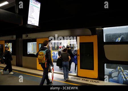 Sydney, Australie. 04 août 2025. On voit des gens monter à bord d'un train. Les habitants et les visiteurs se sont rassemblés à l'Opéra de Sydney au coucher du soleil, une activité quotidienne populaire qui met en valeur le mode de vie dynamique du port de la ville. Le site emblématique reste un point central des loisirs, de la culture et du tourisme à Sydney. (Photo de Ye Myo Khant/SOPA images/Sipa USA) crédit : Sipa USA/Alamy Live News Banque D'Images