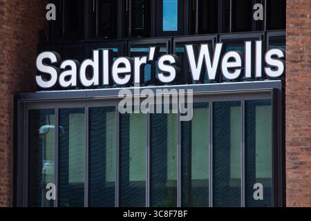 Londres, Royaume-Uni - 23 août 2024 : le panneau sur l'extérieur de Sadlers Wells East à Stratford, Londres, Royaume-Uni. Banque D'Images