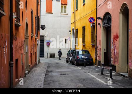 Bologne, Italie – Rue résidentielle étroite aux façades colorées, Fiat 500 et Graffiti Banque D'Images