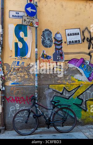 Vélo stationné, éclectique Street Art et signalisation sur la via Paradiso, Bologne, Italie Banque D'Images