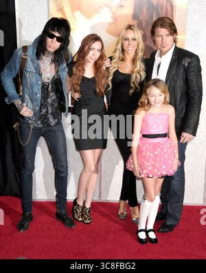 Trace, Brandi, Tish, Noah et Billy Ray Cyrus lors de la première mondiale de 'The Last Song' au cinéma ArcLight à Hollywood - 25 mars 2010 Banque D'Images