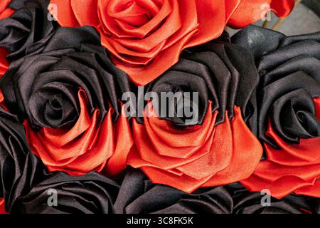 Des roses rouges et noires faites de rubans de satin, symbolisant le drapeau de l'UPA, sont placées sur l'allée de la mémoire en l'honneur des soldats tombés en Ukraine, a s. Banque D'Images