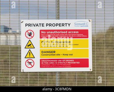 Panneau de propriété privée sur la clôture de sécurité périmétrique entourant le chantier de construction Sizewell C. Suffolk. ROYAUME-UNI. Banque D'Images