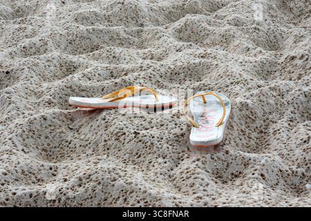 Badesandalen liegen im Sand AM 02.08.2025 in Binz auf der Insel Ruegen. Regentropfen haben Spuren im Sand hinterlassen. Les sandales de plage se trouvent dans le sable le 2 août 2025, à Binz sur l'île de Rügen. Les gouttes de pluie ont laissé des traces dans le sable. Recherche : Deutschland Wirtschaft Mecklenburg-Vorpommern MeckPom Mecklenburg Vorpommern Tourismus Seebad deutsche Urlaubsziele Massentourismus Landschaft Ostsee Ostseekueste Meer Kueste Symboldbild Symbolfoto Symbolphoto Urlauber Ferien Freizeit Urlaubsgebiet erholen Erholung relaxen Ausflug Wochenendausflug Kurztripp Retdeustland Ostland Banque D'Images