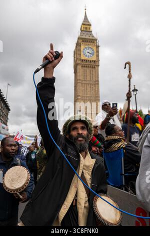 Afrikan (African) Reparations Day Marche a eu lieu à Windrush Square, Brixton, le 1er août 2025 - également connu sous le nom de jour de l'émancipation. Un groupe de personnes, accompagné de batteurs, a défilé de Brixton à Parliament Square, exprimant leurs revendications pour : •enquête et responsabilité •excuses et éducation •réparation et investissement •restitution culturelle •souveraineté communautaire •Justice environnementale Banque D'Images