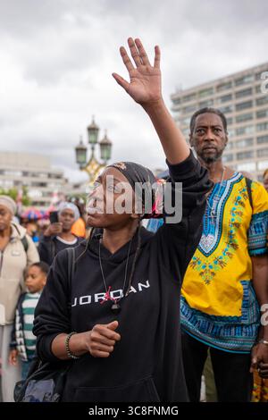 Afrikan (African) Reparations Day Marche a eu lieu à Windrush Square, Brixton, le 1er août 2025 - également connu sous le nom de jour de l'émancipation. Un groupe de personnes, accompagné de batteurs, a défilé de Brixton à Parliament Square, exprimant leurs revendications pour : •enquête et responsabilité •excuses et éducation •réparation et investissement •restitution culturelle •souveraineté communautaire •Justice environnementale Banque D'Images