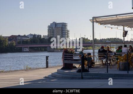 Vue aérienne du centre-ville d'Umea le long de la rivière Ume dans le comté de Vasterbotten, en Suède, capturée le 18 juillet 2025. Journée d'été ensoleillée. Banque D'Images