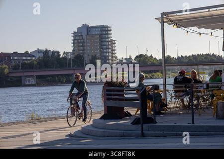 Vue aérienne du centre-ville d'Umea le long de la rivière Ume dans le comté de Vasterbotten, en Suède, capturée le 18 juillet 2025. Journée d'été ensoleillée. Banque D'Images