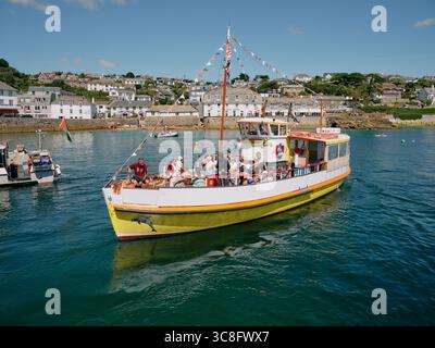 Un ferry de passagers arrivant à St Mawes, Falmouth, Cornwall Angleterre Royaume-Uni Banque D'Images