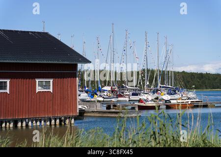 Parainen, Finlande. 20 juin 2025 - voiliers amarrés au port de Kirjais par une journée d'été calme Banque D'Images
