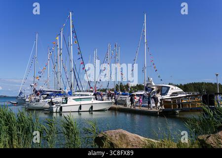 Parainen, Finlande. 20 juin 2025 - voiliers amarrés dans le port de Kirjais au milieu de l'été Banque D'Images