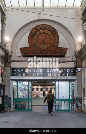 H. Samuel horloge à l'entrée du marché de Cardiff (marché central) sur St Mary Street dans le centre-ville de Cardiff, pays de Galles du Sud, Royaume-Uni. Banque D'Images