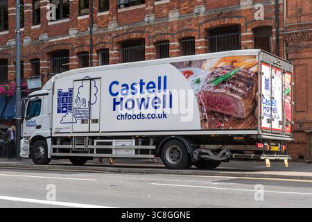 Castell Howell camion ou camion, grossiste alimentaire véhicule garé livrant des marchandises dans le centre-ville de Cardiff, pays de Galles du Sud, Royaume-Uni Banque D'Images