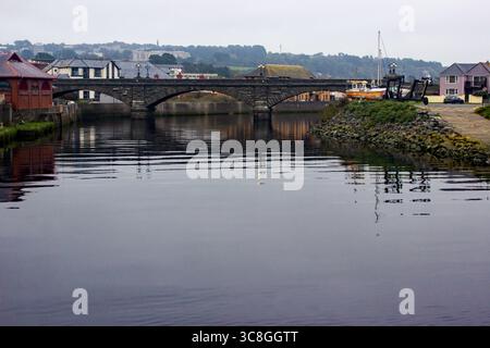 Vue tranquille sur un pont de pierre traversant la rivière Rheidol dans la ville d'Aberystwyth, pays de Galles Banque D'Images