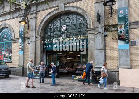 Les gens devant l'entrée du marché de Cardiff sur Trinity Street, le marché central du centre-ville de Cardiff, pays de Galles du Sud, Royaume-Uni Banque D'Images