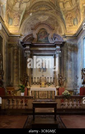 Autel latéral avec icône de la Vierge et architecture richement décorée, Basilique de San Pietro (Basilique di San Pietro), Pérouse, Ombrie, Italie. Banque D'Images