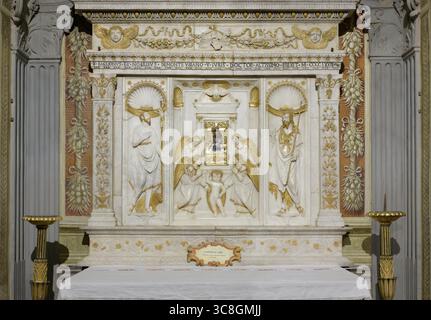 Retable en marbre de Mino da Fiesole, 1473, représentant l'enfant Jésus avec des anges, est présenté Jérôme et est présenté Jean le Baptiste, Basilica of San Pietro, Pérouse, I Banque D'Images