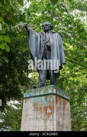 Statue de David Lloyd George dans les jardins de Gorsedd près de l'hôtel de ville, Cardiff, pays de Galles du Sud, Royaume-Uni. Lloyd George était un ancien premier ministre libéral Banque D'Images