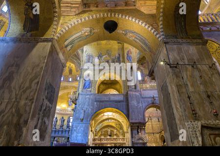 Arcs intérieurs et mosaïques dorées de la Basilique Saint-Marc (Basilica di San Marco), Venise, Italie, mettant en valeur la décoration et l'architecture de style byzantin Banque D'Images
