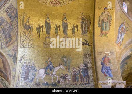 Mosaïques montrant la tentation du Christ et l'entrée à Jérusalem dans la Basilica di San Marco (Basilica di San Marco), Venise, Italie, par l'Italien mosa Banque D'Images