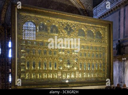 La Pala d’Oro, un retable byzantin en émail et parsemé de pierres précieuses créé à Constantinople et Venise, exposé à la basilique Saint-Marc (Basilica di San M. Banque D'Images