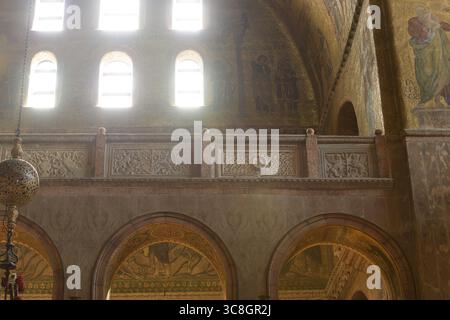 Mur supérieur et fenêtres cintrées avec mosaïques dorées à l’intérieur de la basilique Saint-Marc (Basilica di San Marco), Venise, Italie, décorée dans un style byzantin Banque D'Images