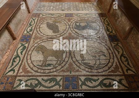Ancienne mosaïque de sol avec des figures d’animaux et d’oiseaux symbolisant les évangélistes dans la basilique Saint-Marc (Basilica di San Marco), Venise, Italie. Banque D'Images